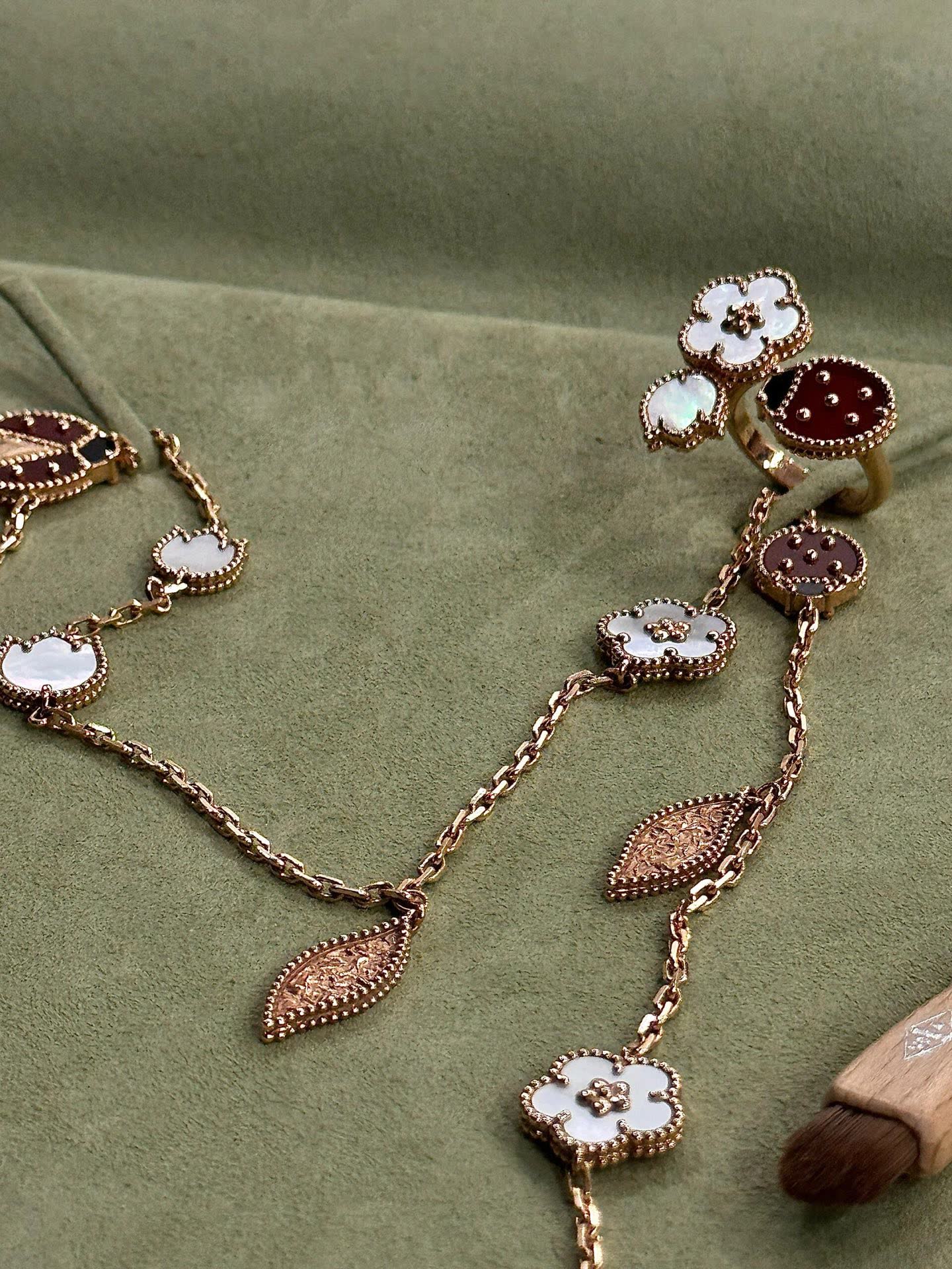 Van Cleef & Arpels floral and leaf necklace